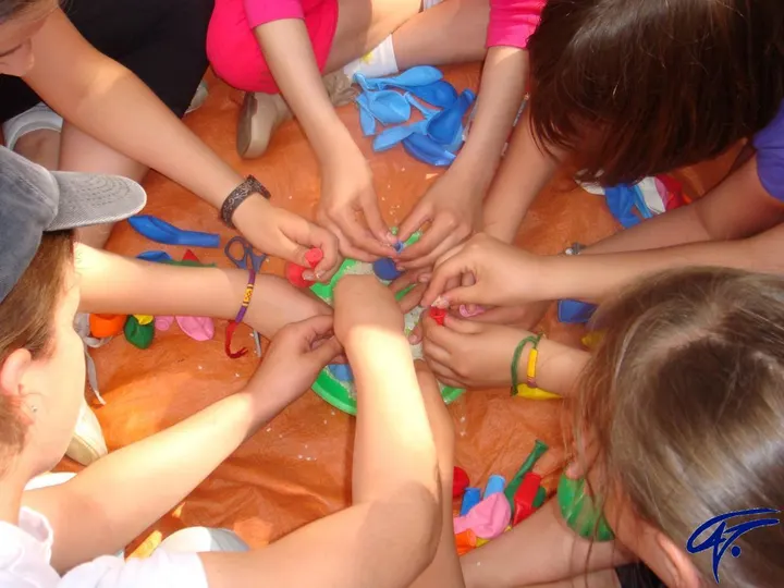 Viele Kinderhände basteln bunte Jonglierbälle