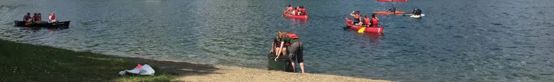 Kanus und ein Floß mit Jugendlichen auf dem Sorpesee, vorne der Uferstrand