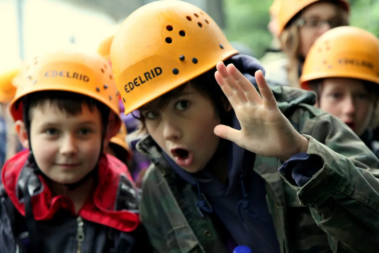 Kinder mit Kletterhelmen auf einer Klassenfahrt