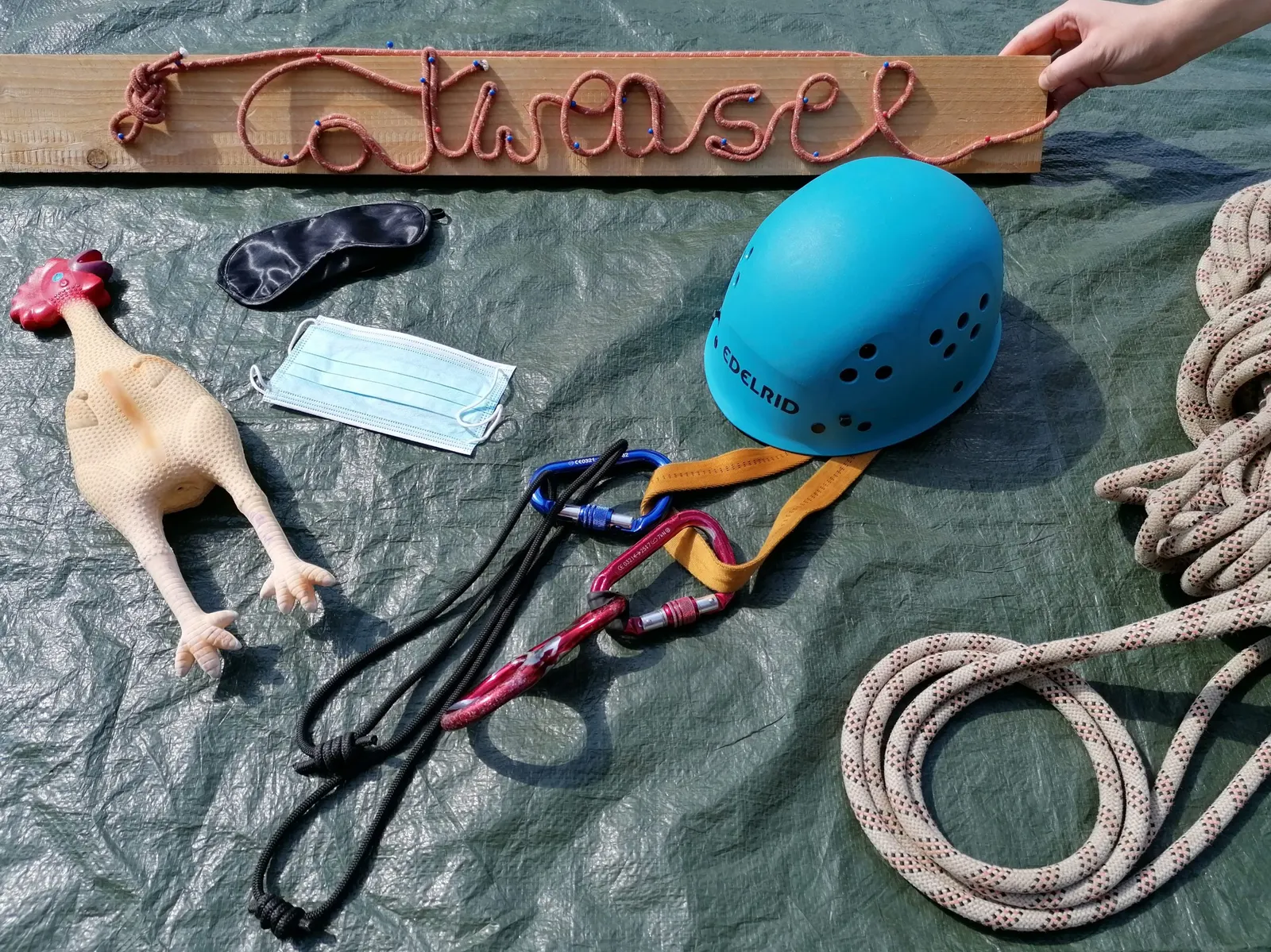 Ausgelegtes Material für eine Trainerfortbildung: Seile, Helm, Gurte und das Catweasel-Seilschild