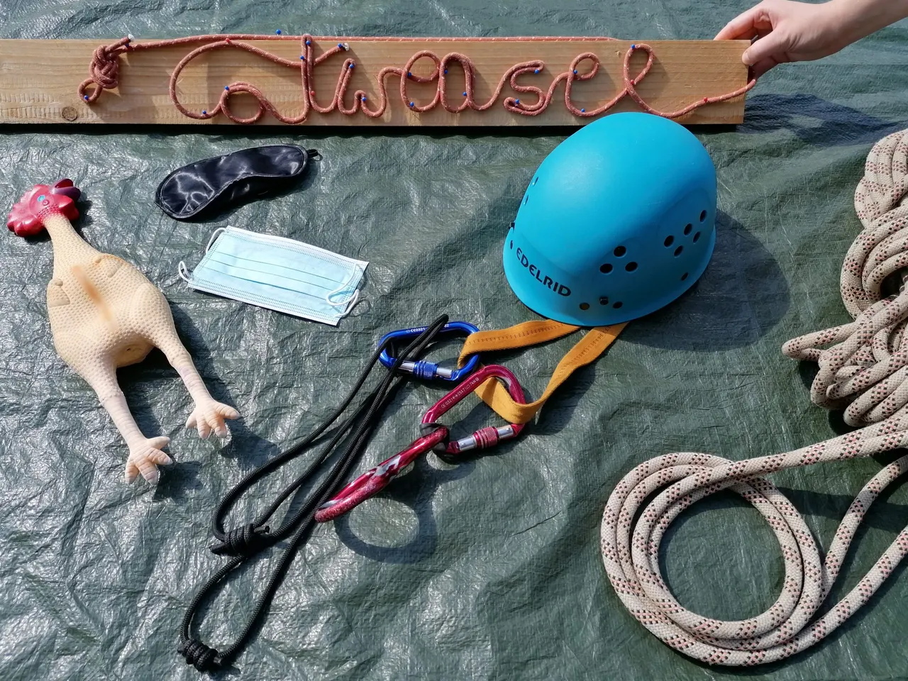 Ausgelegtes Material für eine Trainerfortbildung: Seile, Helm, Gurte und das Catweasel-Seilschild