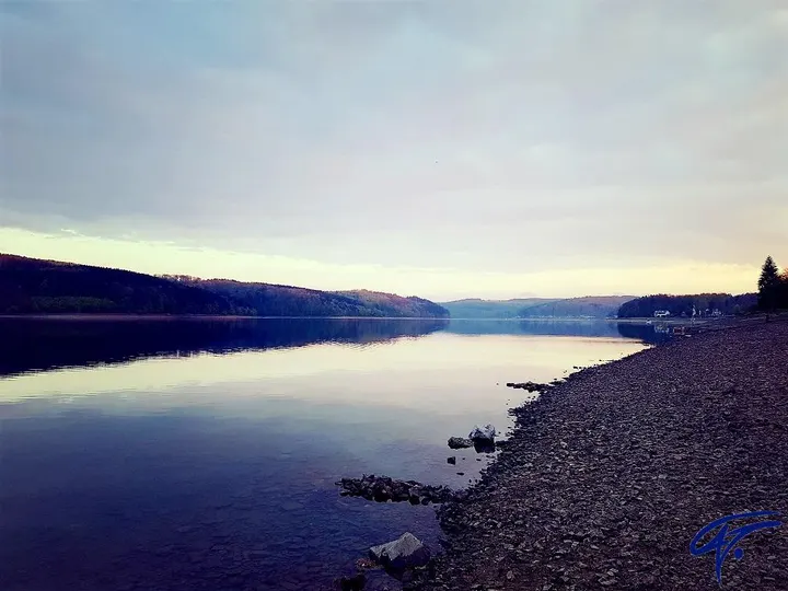 Abendstimmung am steinigen Ufer des Sorpesees